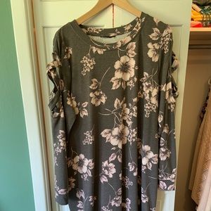 Peekaboo shoulder tunic sweater. Grey w/floral